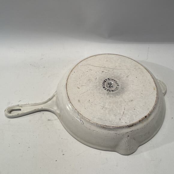 Vtg Le Creuset Enameled Cast Iron Skillet 26 White 10 1/2 " Dual Pour Spout - Picture 2 of 8